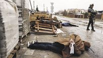 BARBARIE. Entre los muertos hay miembros de las fuerzas de autodefensas y civiles, de acuerdo con los soldados ucranianos, que avanzaban lento en la identificación de las víctimas debido a que temían que estuvieran cargados con bombas.