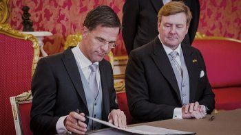 El primer ministro, Mark Rutte, informó su decisión al rey Guillermo.