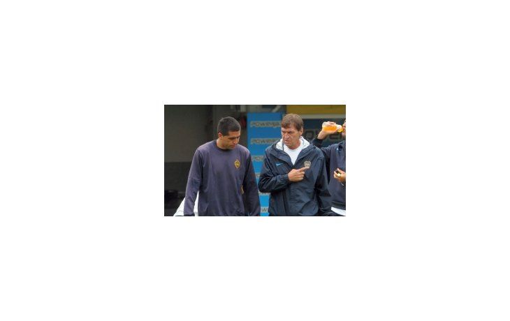 Juan Riquelme junto al entrenador, Julio Falcioni, en el entrenamiento de Boca.