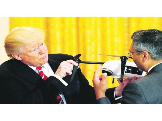 Curioso. Donald Trump revisa un drone con George Mathew, CEO de la firma Kespry, durante una muestra tecnológica en la Casa Blanca.
