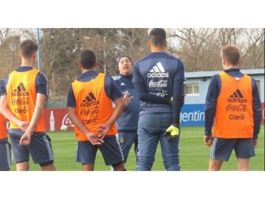 Olarticoechea habla con los jugadores. Argentina ya cumplió con su tercer entrenamiento de cara a los Juegos Olímpicos de Río. (Foto prensa AFA).
