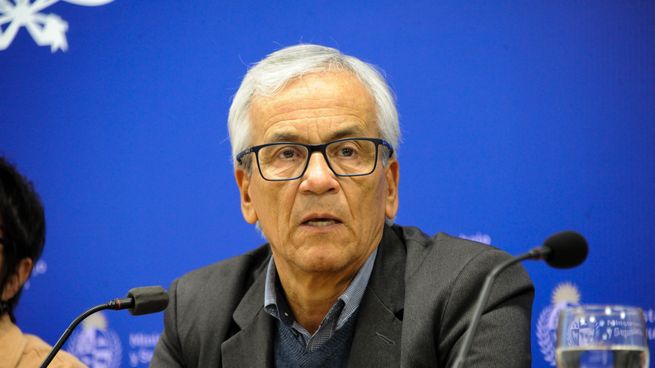 El ministro Juan Castillo apuntó contra las empresas por los conflictos en la pesca y la industria láctea.