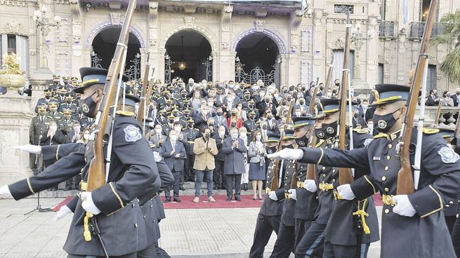 postales. Capitales y localidades de las provincias fueron escenario ayer de la tradicional celebración patria. En Tucumán, Osvaldo Jaldo encabezó un acto con desfile. Y el correntino Gustavo Valdés se sumó al baile.
