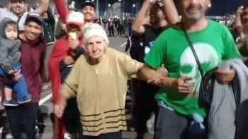 furor por la abuela de 82 anos, fanatica del indio solari que fue a ver a los fundamentalistas