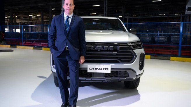 Martín Zuppi, presidente de Stellantis Argentina, junto a la nueva RAM Dakota