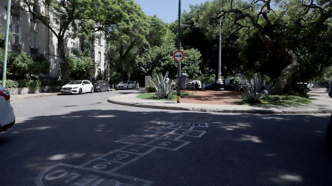 El edificio de tres pisos donde vivió Julio Cortázar, frente a la plazoleta Carlos de la Púa, con una rayuela pintada en la calle en homenaje a una de sus obras más emblemáticas