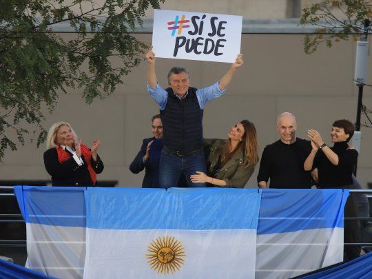 Macri junto a Carrió, Pichetto, Awada, Rodríguez Larreta y su esposa, Barbara Diez.&nbsp;