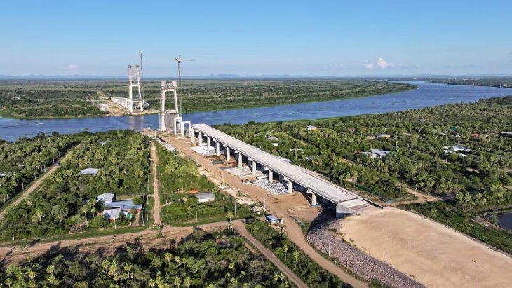 A 21, 6 metros para unir el Puente de la Bioceánica, que unirá Carmelo Peralta (Paraguay) con Puerto Murtinho (Brasil), es una obra atirantada de \(85\) millones de dólares financiada por la Itaipú Binacional. Con una extensión de 600 metros sobre el río Paraguay, es un eslabón fundamental del Corredor Vial Bioceánico. A 21, 6 metros para unir el Puente de la Bioceánica, que unirá Carmelo Peralta (Paraguay) con Puerto Murtinho (Brasil), es una obra atirantada de \(85\) millones de dólares financiada por la Itaipú Binacional. Con una extensión de 600 metros sobre el río Paraguay, es un eslabón fundamental del Corredor Vial Bioceánico.