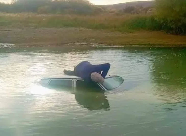 El hombre intentó por todos los medios salvar a su vehículo El hombre intentó por todos los medios salvar a su vehículo