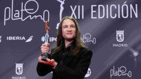 Manu Fanego recibiendo el premio en nombre a su padre.