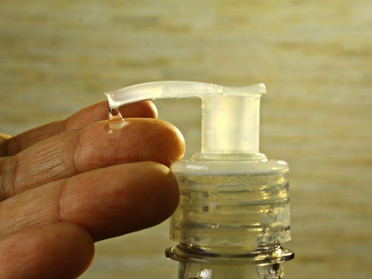 Aunque el lavado de manos es mas recomendable, el alcohol en gel también sirve para prevenir el coronavirus.