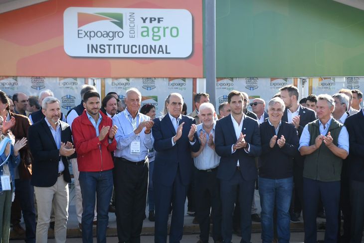 El ministro del Interior, Guillermo Francos, junto a dirigentes provinciales en ExpoAgro.&nbsp;