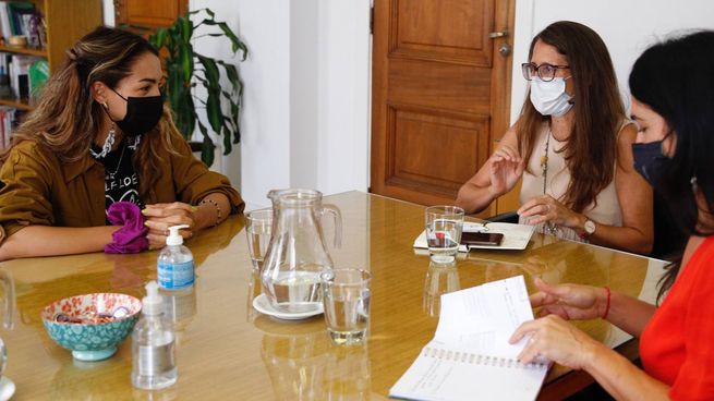 Thelma Fardin y la ministra de las Mujeres, Elizabeth Gómez Alcorta. 