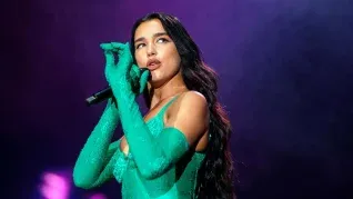 Dua Lipa llega por tercera vez al país. Dua Lipa llega por tercera vez al país.