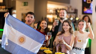 El clásico ritual cuando juega la Selección Argentina: juntada en familia o con amigos, comiendo y bebiendo. El 57% de los argentinos lo vive como si estuviera de vacaciones o en una fiesta. El clásico ritual cuando juega la Selección Argentina: juntada en familia o con amigos, comiendo y bebiendo. El 57% de los argentinos lo vive como si estuviera de vacaciones o en una fiesta.