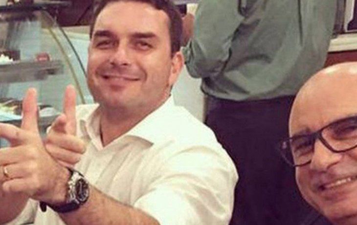 El senador Fl&aacute;vio Bolsonaro y su chofer y amigo del presidente, Fabr&iacute;cio Queiroz.