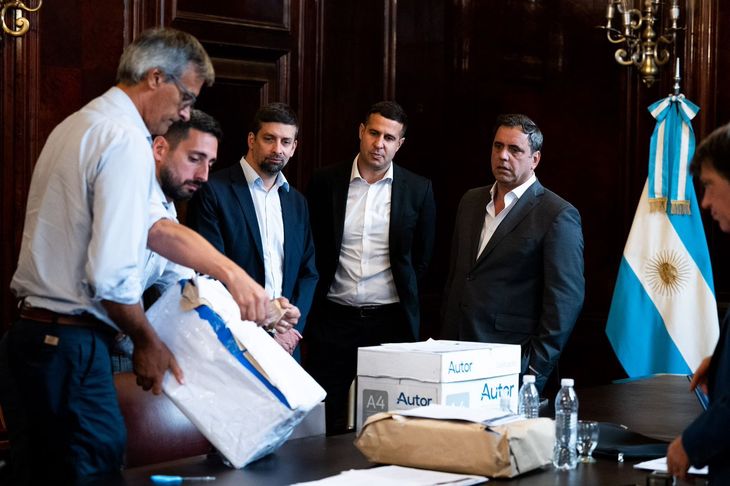 El acto se realizó en el Salón Presidente de la Vicejefatura de Gabinete del Interior y estuvieron presentes también el subsecretario de Interior, Tomás Pannunzio; el director nacional de Asuntos Técnicos de Fronteras, Ricardo Botana; el director de Documentos, Juan Manuel Motta; y el escribano general de la Nación, Martín Rodríguez Giesso. El acto se realizó en el Salón Presidente de la Vicejefatura de Gabinete del Interior y estuvieron presentes también el subsecretario de Interior, Tomás Pannunzio; el director nacional de Asuntos Técnicos de Fronteras, Ricardo Botana; el director de Documentos, Juan Manuel Motta; y el escribano general de la Nación, Martín Rodríguez Giesso.