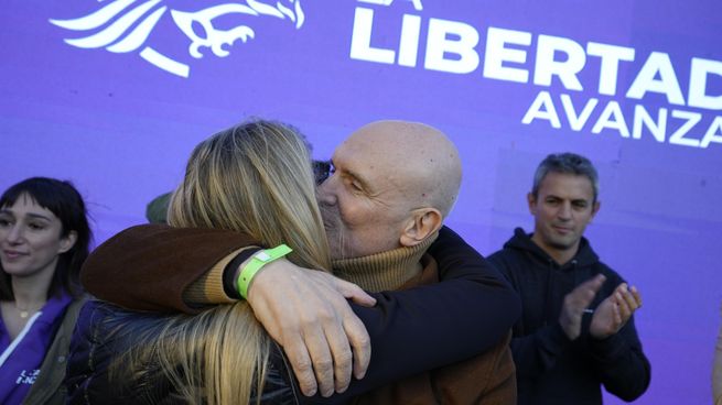 José Luis Espert ayer junto a Karina Milei en La Matanza. Javier Milei se sumará hoy a la campaña libertaria junto a su hermana.
