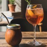 El mate suma nuevas formas en la coctelería porteña y gana espacio en las barras de Buenos Aires. El mate suma nuevas formas en la coctelería porteña y gana espacio en las barras de Buenos Aires.