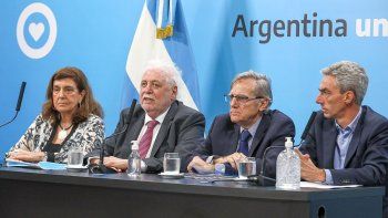 Hubo consenso en el no cierre de las escuelas, comunicó el ministro de Salud Ginés González García.