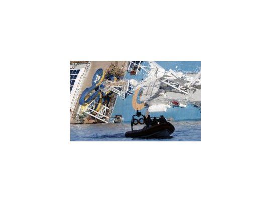 Los buzos reanudaron las tareas de rescate en el crucero.
