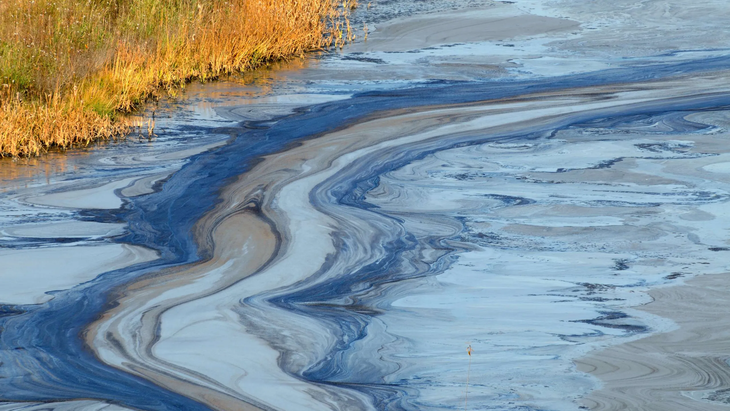 Las industrias son unos de los grandes agentes contaminantes del agua, ya que lanzan sustancias tóxicas como ácidos, metales pesados, sales y restos de materiales en descomposición a ríos, lagos o mares. Las industrias son unos de los grandes agentes contaminantes del agua, ya que lanzan sustancias tóxicas como ácidos, metales pesados, sales y restos de materiales en descomposición a ríos, lagos o mares.