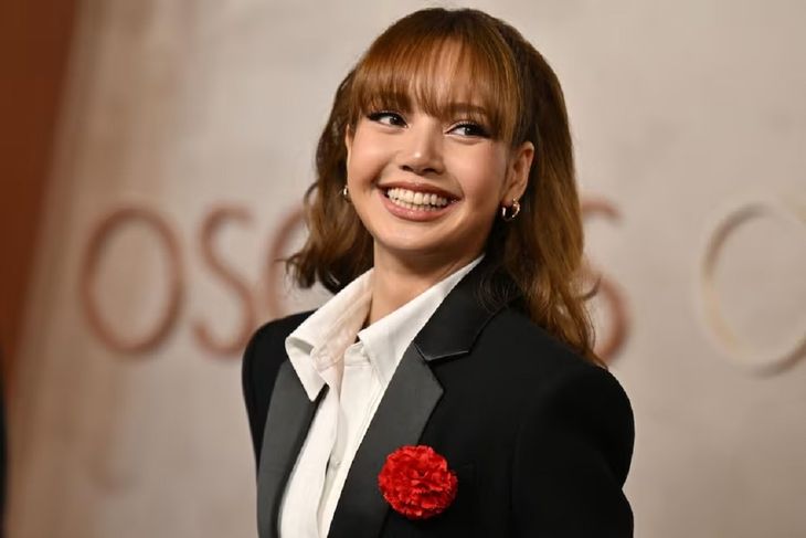 La cantante, oriunda de Tailandia, ya había incursionado en la actuación con su debut en la tercera temporada de la exitosa serie de HBO Max, The White Lotus. La cantante, oriunda de Tailandia, ya había incursionado en la actuación con su debut en la tercera temporada de la exitosa serie de HBO Max, The White Lotus.