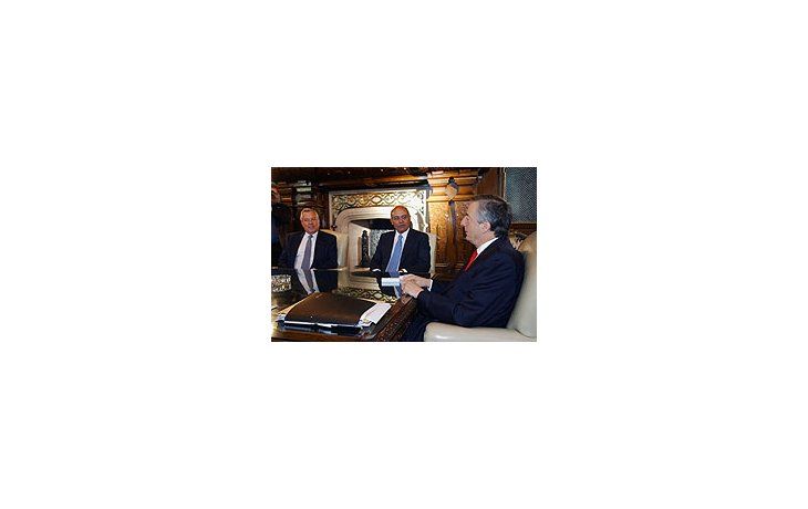 El Presidente junto a los dueños de la empresa aérea.