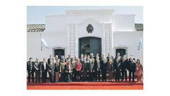 ámbito.com | Los miembros del Parlamento del Mercosur posaron ayer para la foto frente a la histórica Casa de Tucumán. Después, se reunieron en el Hotel Sol San Javier. Entre ellos estuvo el ex presidente de la Nación y ex gobernador de San Luis, Adolfo Rodríguez Saá.