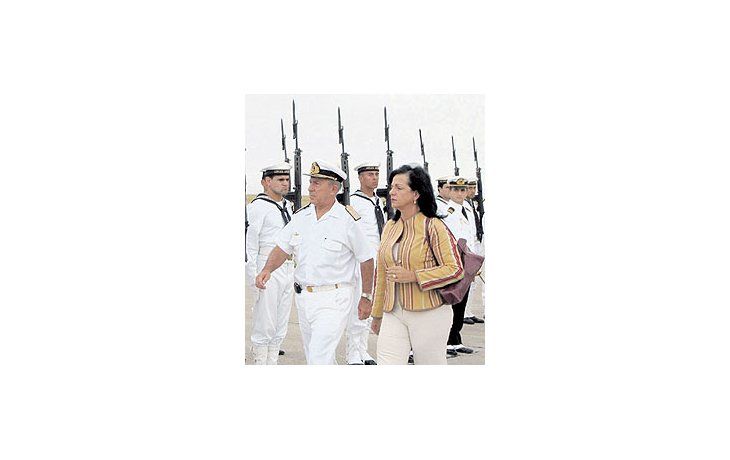 ámbito.com | Nilda Garré subió ayer al podio de las mujeres del gobierno custodiadas porla Justicia. El kirchnerismo salió enseguida a auxiliarla: aceleró el pedido dejuicio político contra Guillermo Tiscornia, el juez que la había citado.