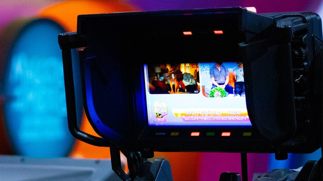 El amuleto de Martinoli aparece en otra cadena y sacude los planes de TV Azteca
