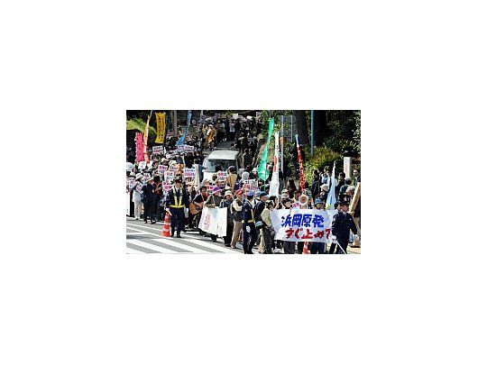 Los manifestantes fueron acordonados por la Policía.
