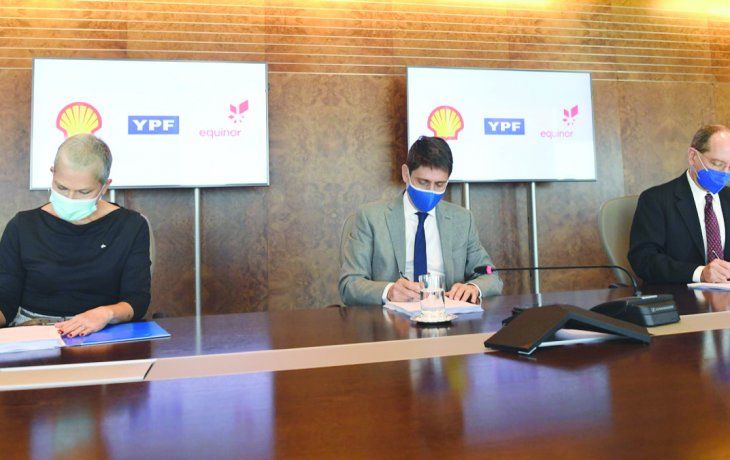Firma. Nidia Álvarez, de Equinor; Sergio Affronti, de YPF; y Sean Rooney, de Shell; firmaron ayer el acuerdo.