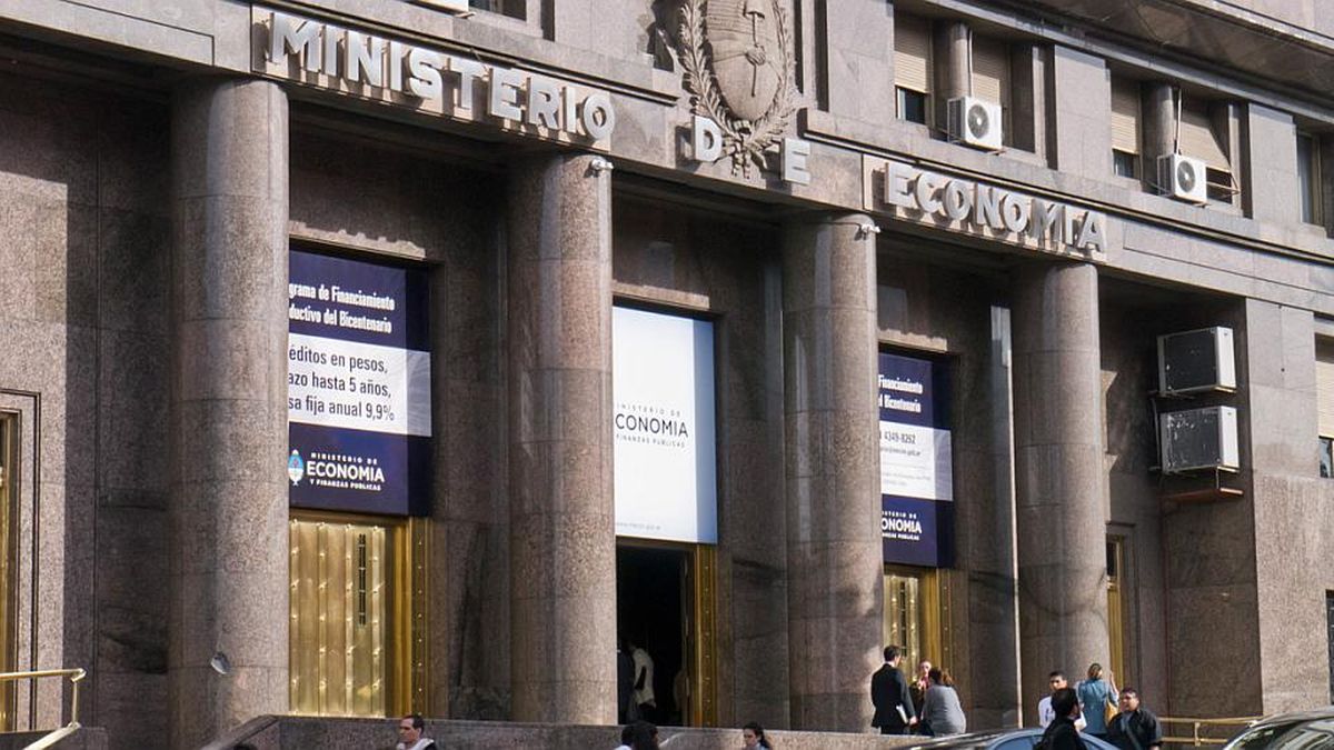 They estimate a deviation of 1.3 points from the 2023 fiscal deficit goal