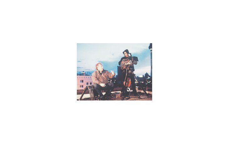 ámbito.com | El director Wolfgang Becker durante el rodaje de Good Bye, Lenin. Una comedia en la que los hijos de una comunista convencida le hacen creer, al salir de una larga enfermedad, que el Muro no cayó.