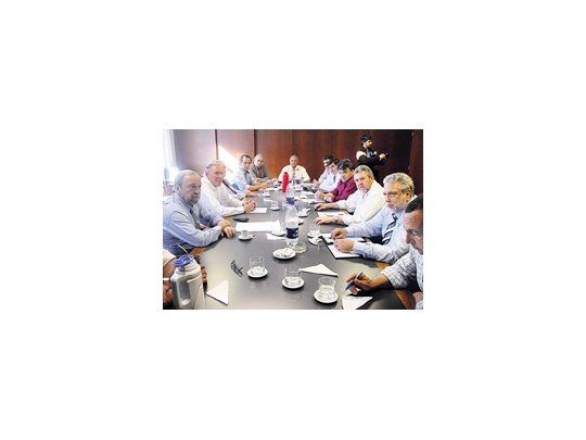 En una concurrida reunión, la Mesa de Enlace acordó el lanzamiento de las medidas de fuerza que propuso el titular de Carbap, Pedro Apaolaza.