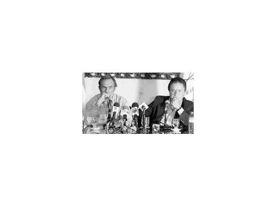 Duhalde y Reutemann, ayer, juntos sólo para la foto