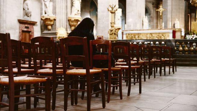 impacto. Una mujer reza en una Iglesia de París. Las revelaciones publicadas ayer se suman a otras similares conocidas en los últimos años en Estados Unidos, Chile y Argentina.&nbsp;