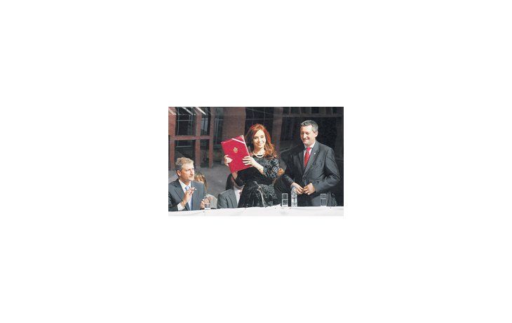 La Presidente pasó por Córdoba y compartió un acto junto al intendente Daniel Giacomino y al vicegobernador, Héctor Campana.