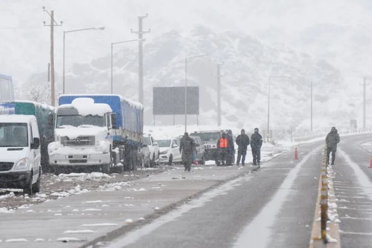 Paso Cristo Redentor cerrado y tránsito habilitado hasta Uspallata por el temporal de nieve y viento. Paso Cristo Redentor cerrado y tránsito habilitado hasta Uspallata por el temporal de nieve y viento.