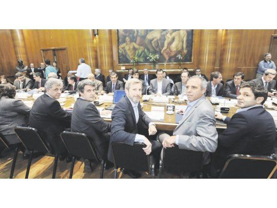 Cumbre ampliada . En la reunión del Consejo Federal de Responsabilidad Fiscal -ampliada por la presencia de Prat Gay y Frigerio, entre otros funcionarios- se acordó avanzar en el diseño de una nueva ley fiscal.