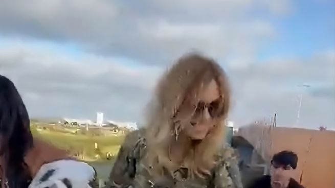 La diputada apareció en la ciudad balnearia descolgando carteles que criticaban al presidente, junto a otro funcionario del gobierno.