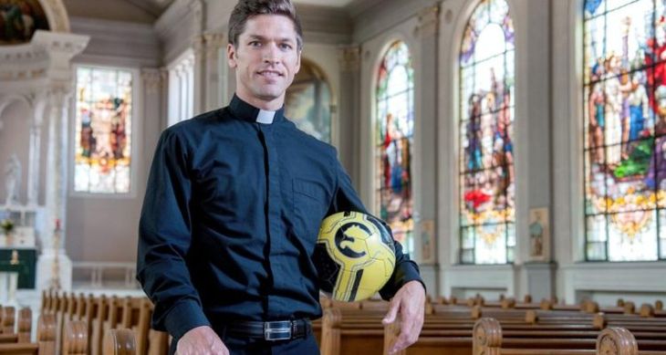 El sacerdote con paso en el fútbol chileno y en la selección sub-17 de EEUU. El sacerdote con paso en el fútbol chileno y en la selección sub-17 de EEUU.