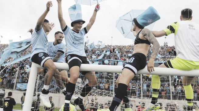 histórico. Belgrano se dio el gran gusto de salir campeón de la segunda división por primera vez, con tres fechas de antelación, y volvió a Primera luego de tres años y medio. Los jugadores festejan de cara a los hinchas.