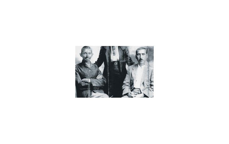 Mahatma Gandhi y Hermann Kallenbach (en una foto de Wikipedia), el fisioterapeuta alemán por el que el líder pacifista dejó a su mujer en 1908, según la biografía escrita por el premio Pulitzer Joseph Lelyveld.