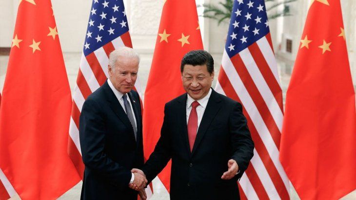 El saludo de Joe Biden y Xi Jinping, en el año 2013.
