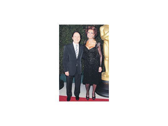 Sofía Loren con Billy Crystal, maestro de ceremonias del homenaje que le tributó anteanoche Hollywood.