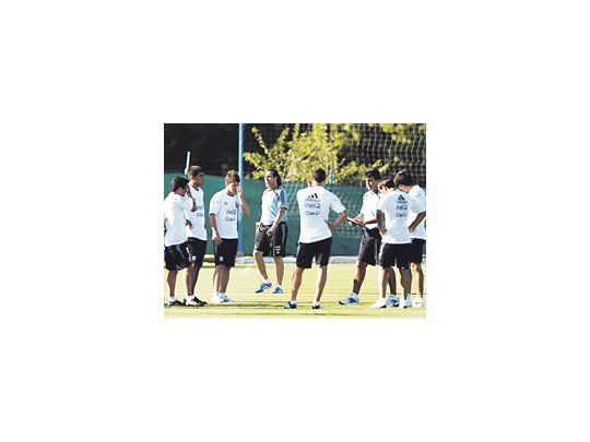 Sergio Batista habla con el plantel local. El técnico tiene fe en sacar una media docena de jugadores de aquí para la Copa América.