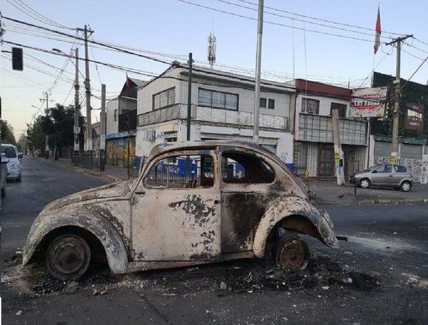 En una recorrida por la zona este de la capital, los medios de comunicaci&oacute;n detectaron varios veh&iacute;culos incendiados.