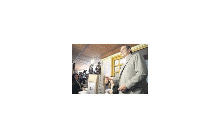 El gobernador justicialista, otrora radical, a la hora de votar. Fue la primera elección tras las primarias nacionales del 14 de agosto.